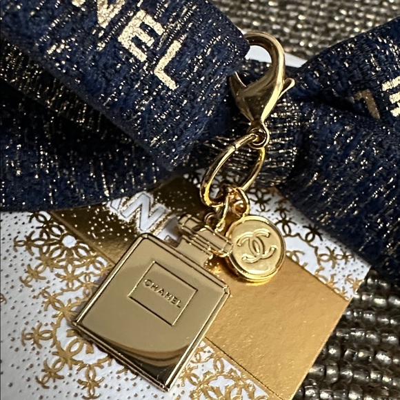 New CHANEL 17 piece Bundle - Picture 4 of 17